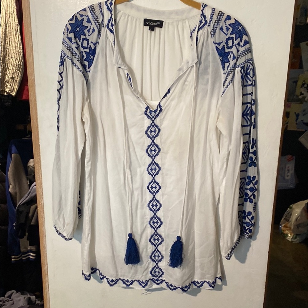 Anthropologie White and Blue Embroidered Women's Top L